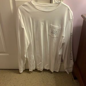 white and light blue vineyard vines t-shirt